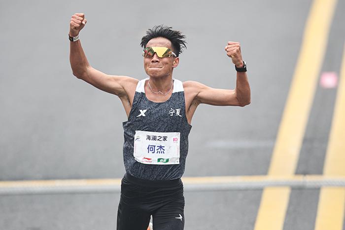 2小時06分57秒！何杰打破全國馬拉松紀(jì)錄