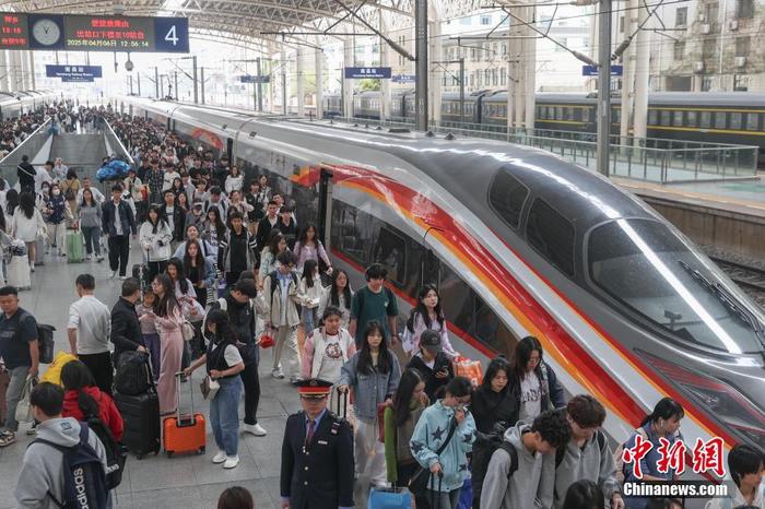 中國(guó)鐵路迎清明小長(zhǎng)假返程客流高峰