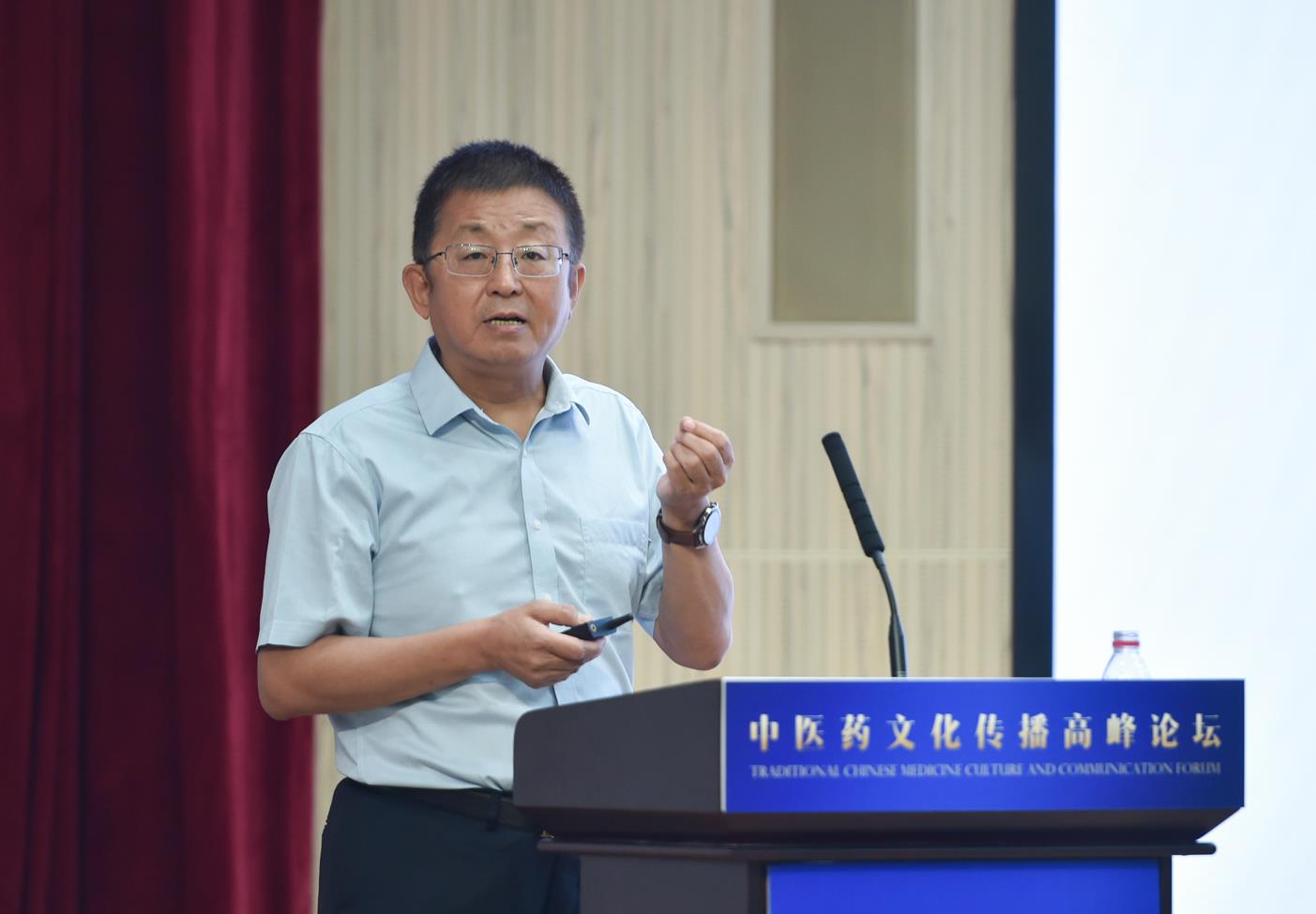 中國(guó)中醫(yī)科學(xué)院原院長(zhǎng)、首席研究員、中國(guó)非物質(zhì)文化遺產(chǎn)保護(hù)協(xié)會(huì)副會(huì)長(zhǎng)兼中醫(yī)藥委員會(huì)會(huì)長(zhǎng)曹洪欣發(fā)表主旨演講。