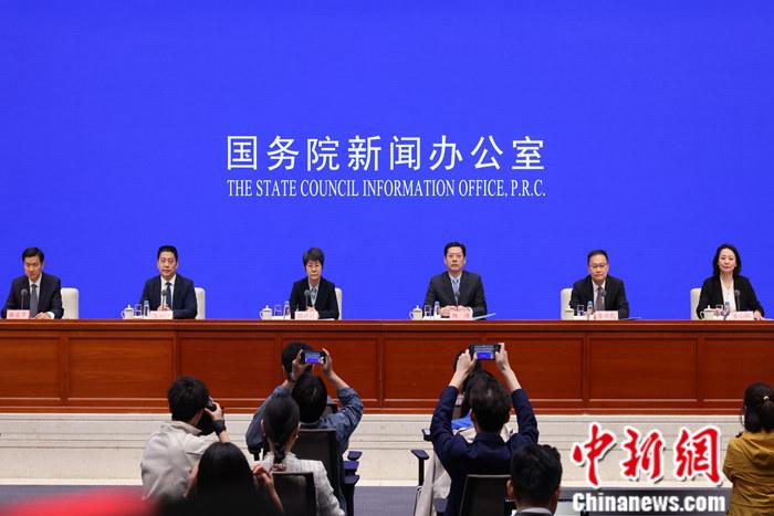 4月19日，中國國務(wù)院新聞辦公室在北京舉行新聞發(fā)布會，商務(wù)部副部長郭婷婷、商務(wù)部綜合司司長楊濤、市場運行和消費促進司司長徐興鋒、對外貿(mào)易司司長李興乾、外國投資管理司負責人吉小楓介紹2024年一季度商務(wù)運行及工作情況，并答記者問。 <a target='_blank' href='/'>中新社</a>記者 楊可佳 攝 