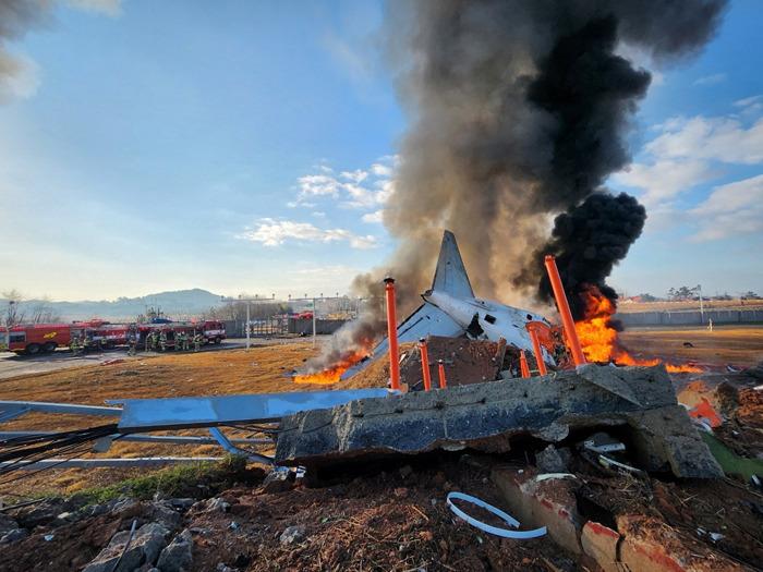 現(xiàn)場畫面！韓國一客機著陸時沖出跑道起火