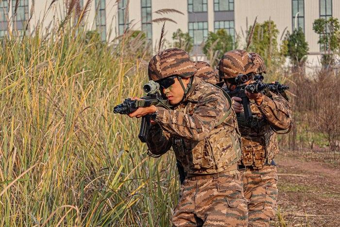 寒冬礪劍！重慶武警特戰(zhàn)隊員冬日練兵忙
