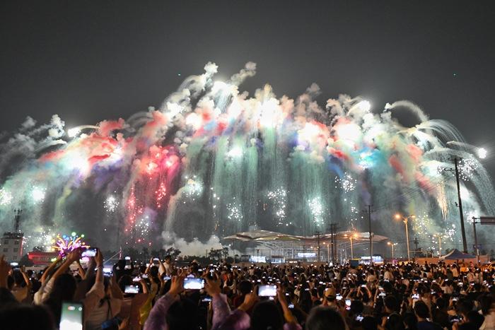 數(shù)萬游客觀賞瀏陽煙花夢幻星河